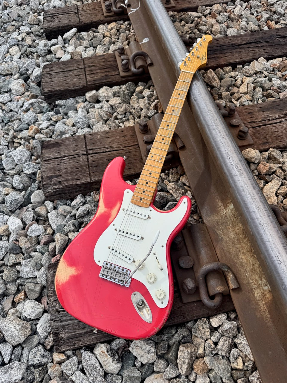 Contour Whiteguard - Fiesta Red